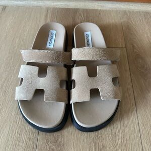 STEVE MADDEN “MAYVEN” TAN SLIDES SIZE 9.5